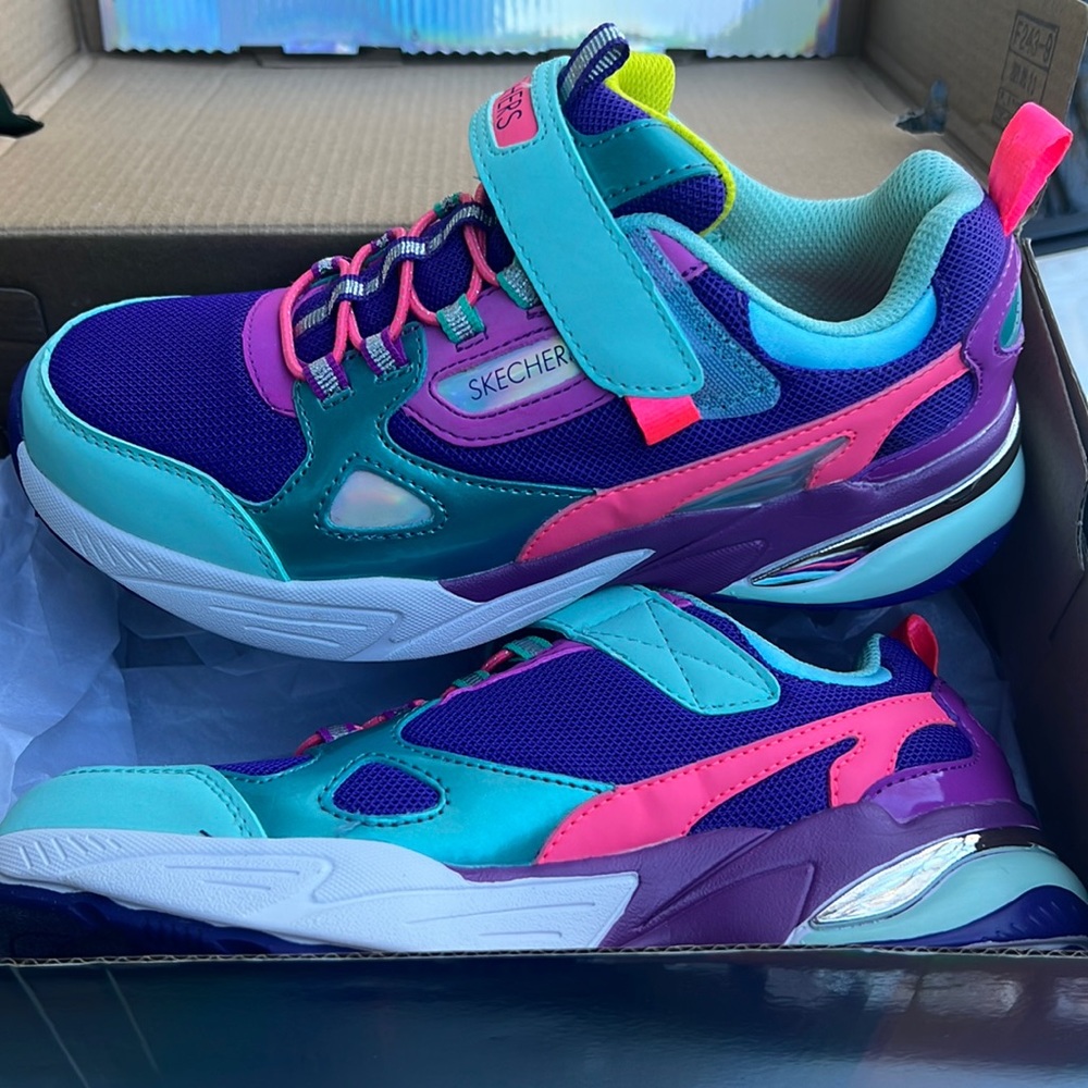 Sketchers sneaker, size 3y, brand new, multicolor